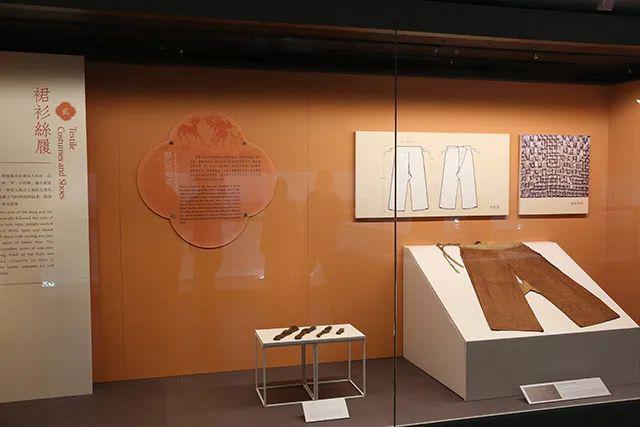 共计展出16件/套纺织品服饰,均为湖南省博物馆所藏,分别出自何家皂